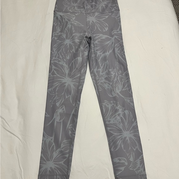 Fabletics set High waisted 7/8 Capri Leggings with matching strappy Sports Bra - Picture 8 of 11